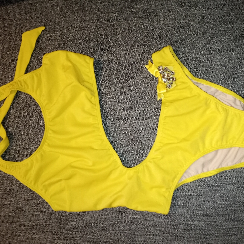 Yellow bathingsuit